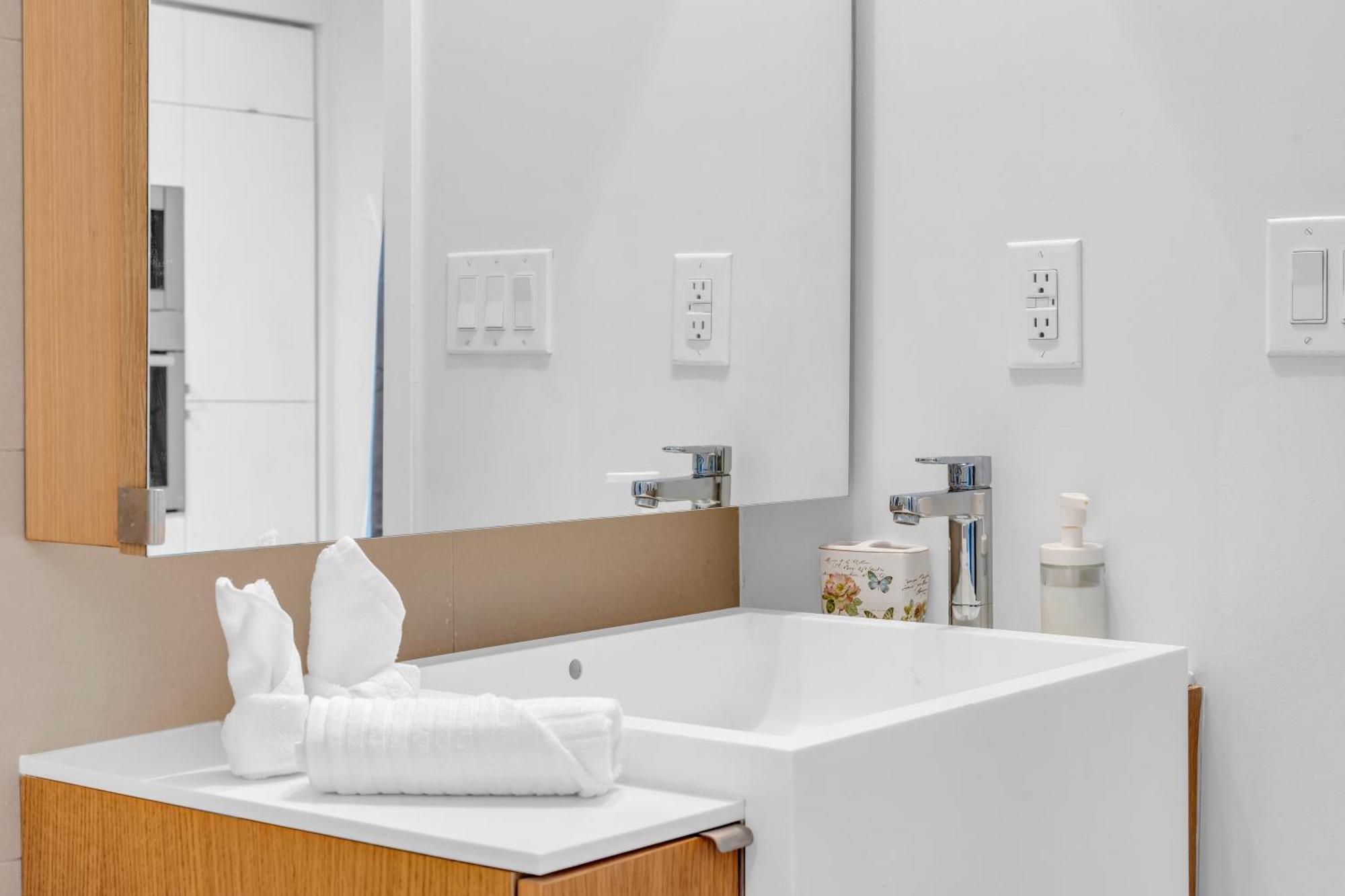 Spadina Modern Suites Toronto Bagian luar foto