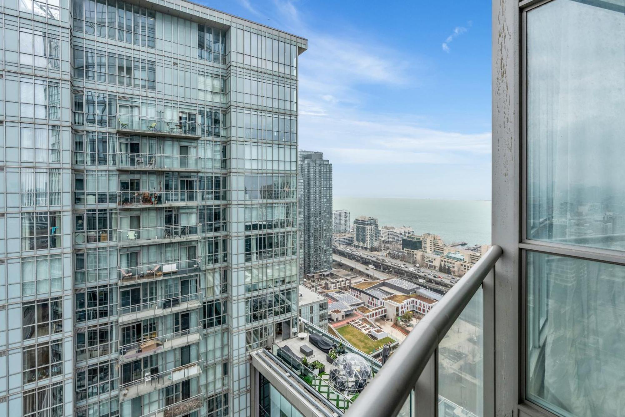 Spadina Modern Suites Toronto Bagian luar foto